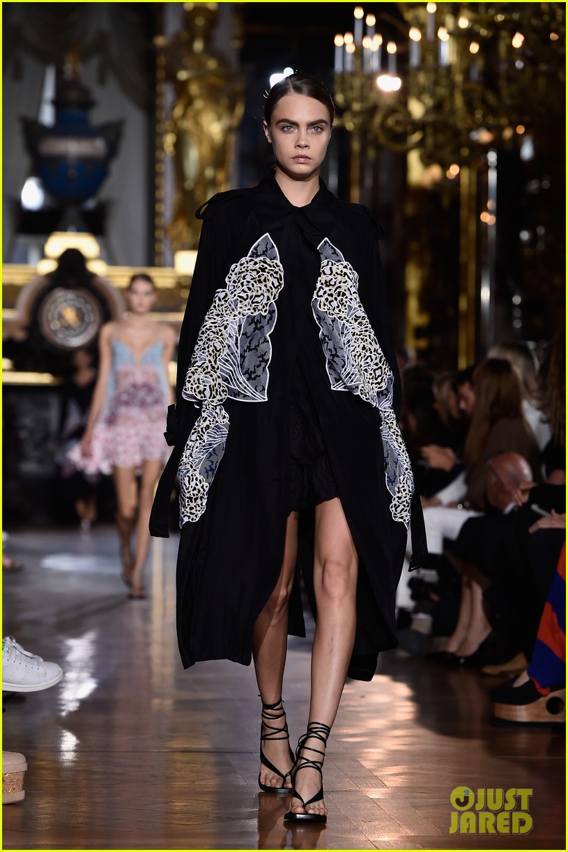 cara delevingne fiercely hits the runway for stella mccartney 093206979