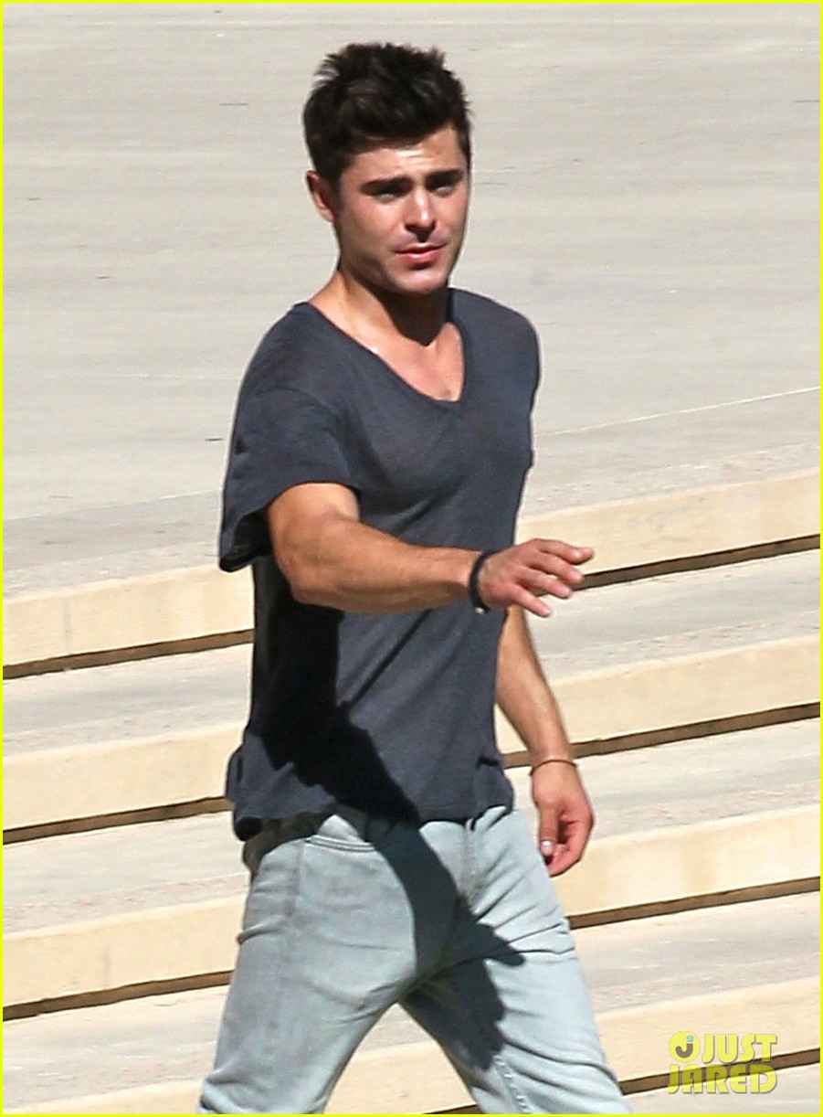 zac efron waves to camera we are your friends 063191673