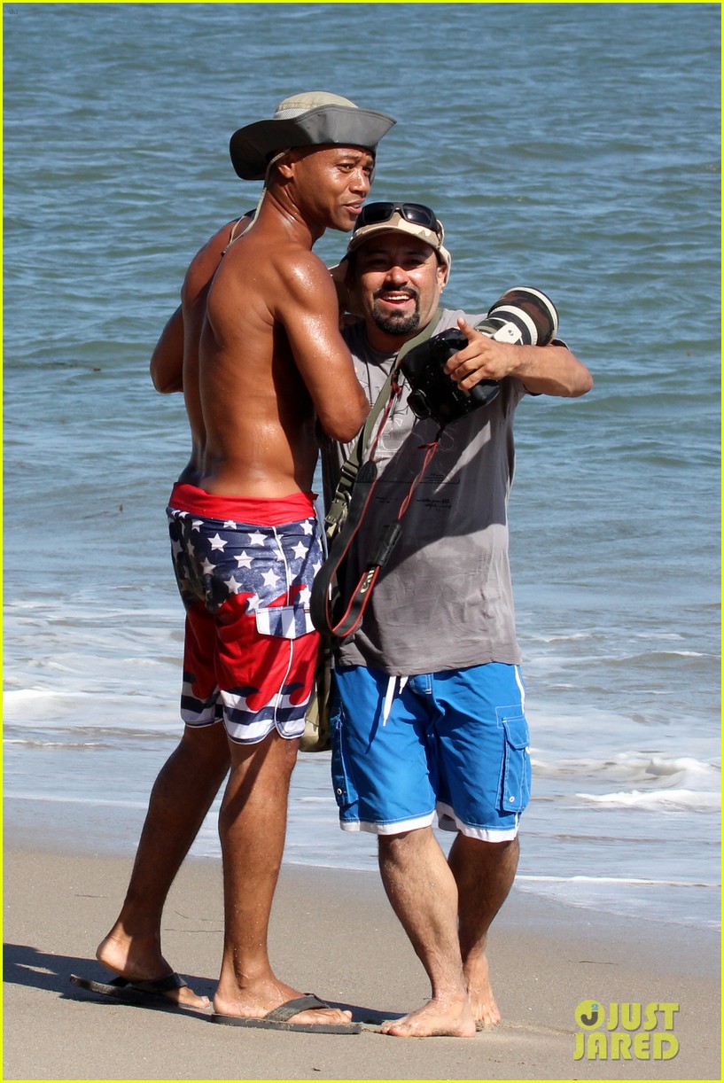 Cuba Gooding Jr. Flashes His Butt & Looks Ripped at the Beach!: Photo
