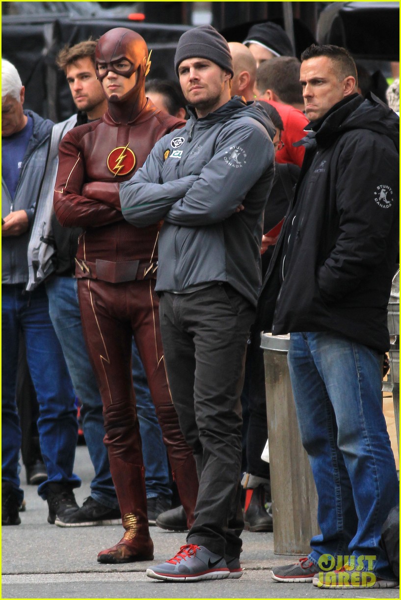 Grant Gustin &amp; Stephen Amell Shoot &lsquo;The Flash&rsquo; &amp; &lsquo;Arrow&rsquo; Crossover 