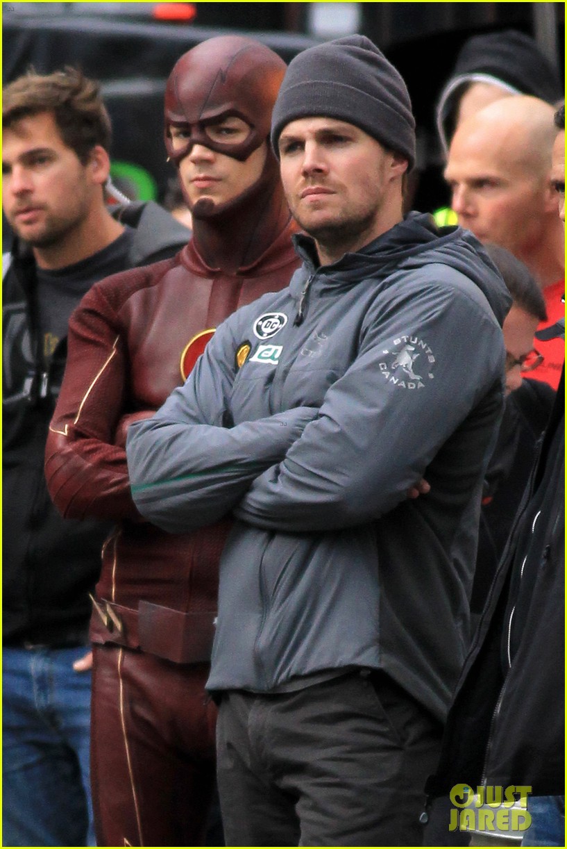 grant gustin stephen amell the flash arrow crossover 053204504