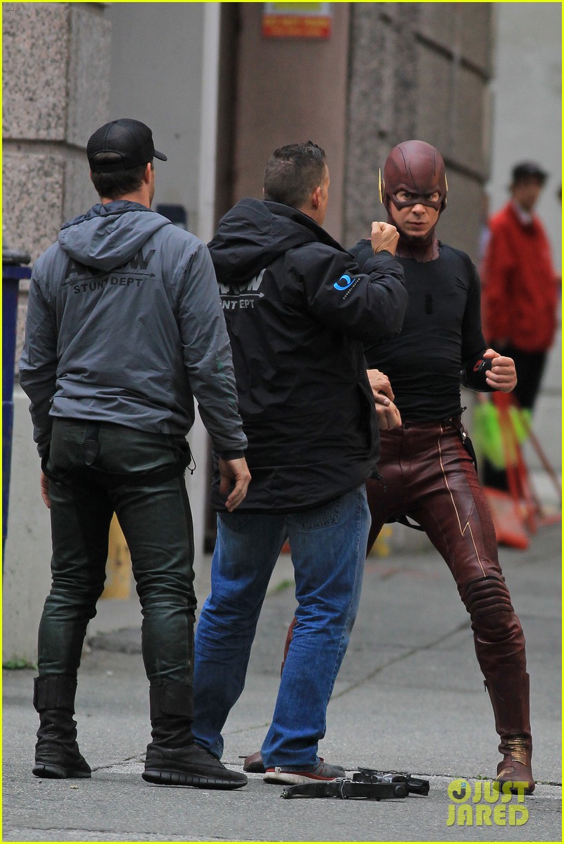 grant gustin stephen amell the flash arrow crossover 083204507