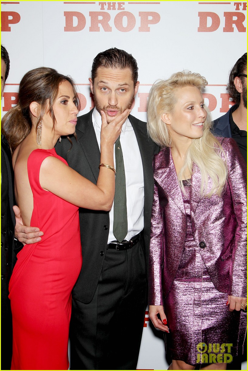 tom hardy gets nice licking at drop nyc premiere 04