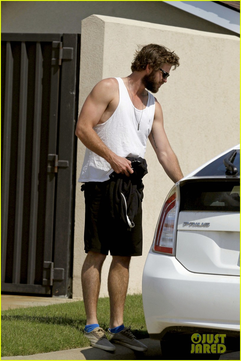liam hemsworth bares his muscles in a tank top 023201167