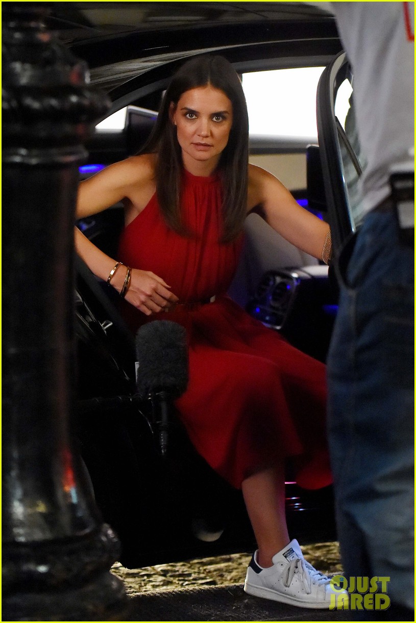 katie holmes dances grooves out on set see the fun pics 04