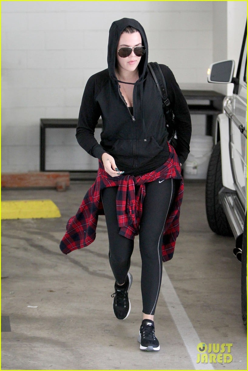 Khloe Kardashian Stays Undercover on Her Way to the Gym! Photo 3198267