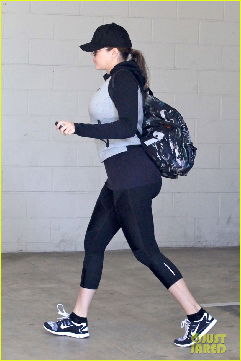 Khloe Kardashian Does Squat Exercises to Shape Her Butt Photo 3203488(01)