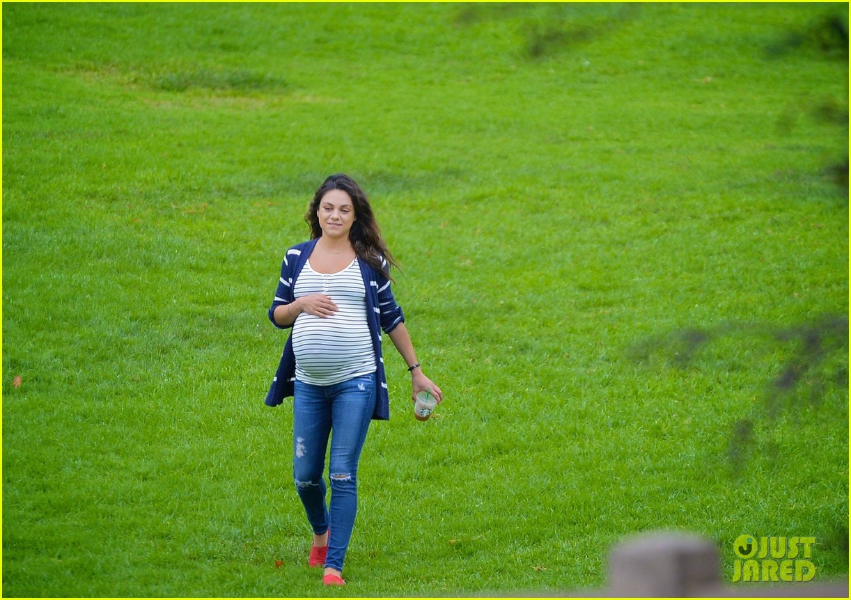 pregnant mila kunis ashton kutcher are expecting baby any day 033202313