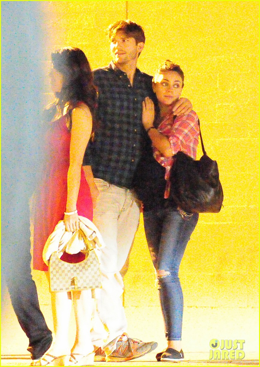 Mila Kunis & Ashton Kutcher Show Some Love After Dinner Photo 3201908
