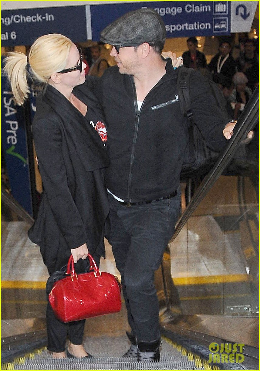 jenny mccarthy donnie wahlberg share loving look 123206891