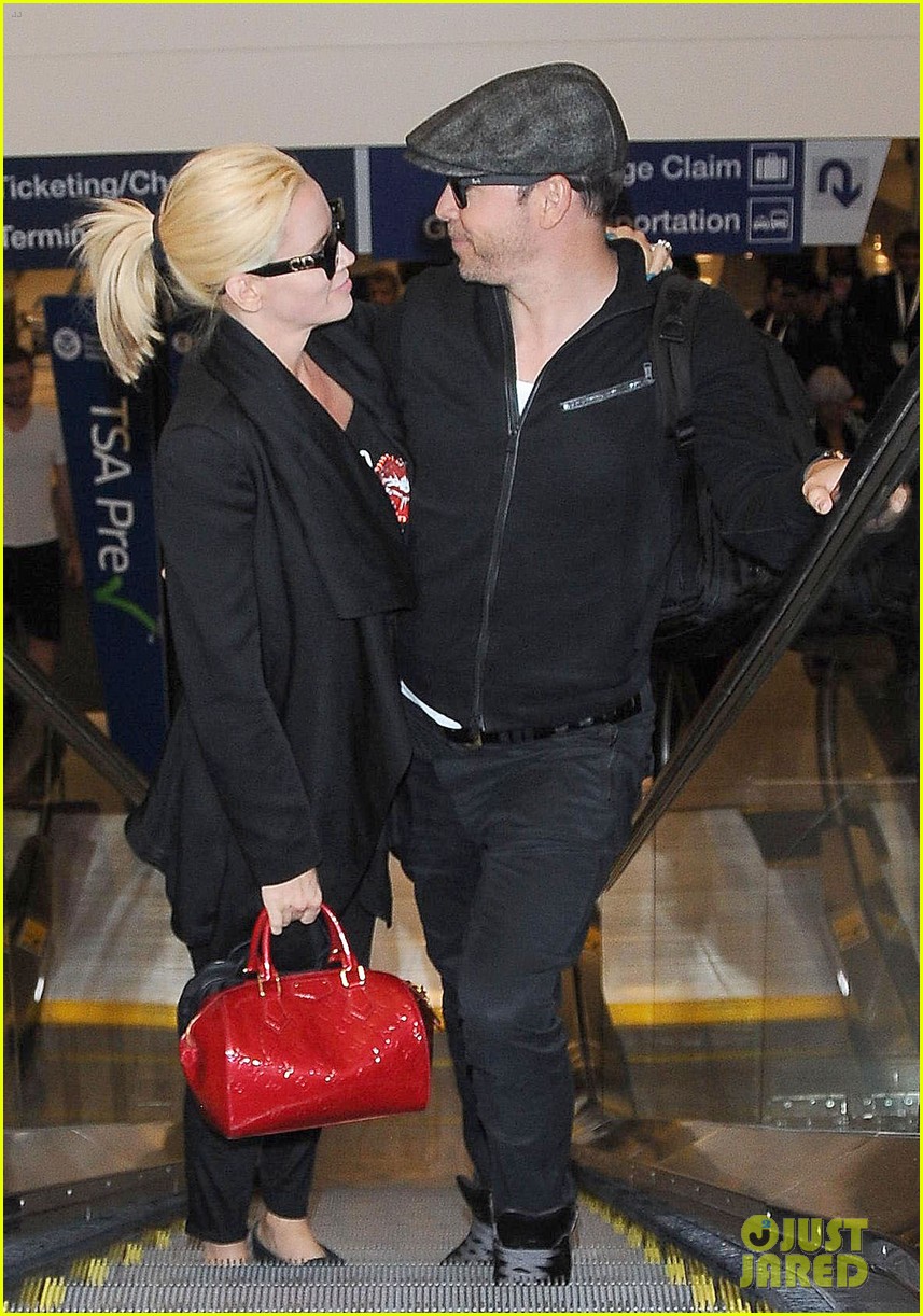 jenny mccarthy donnie wahlberg share loving look 133206892