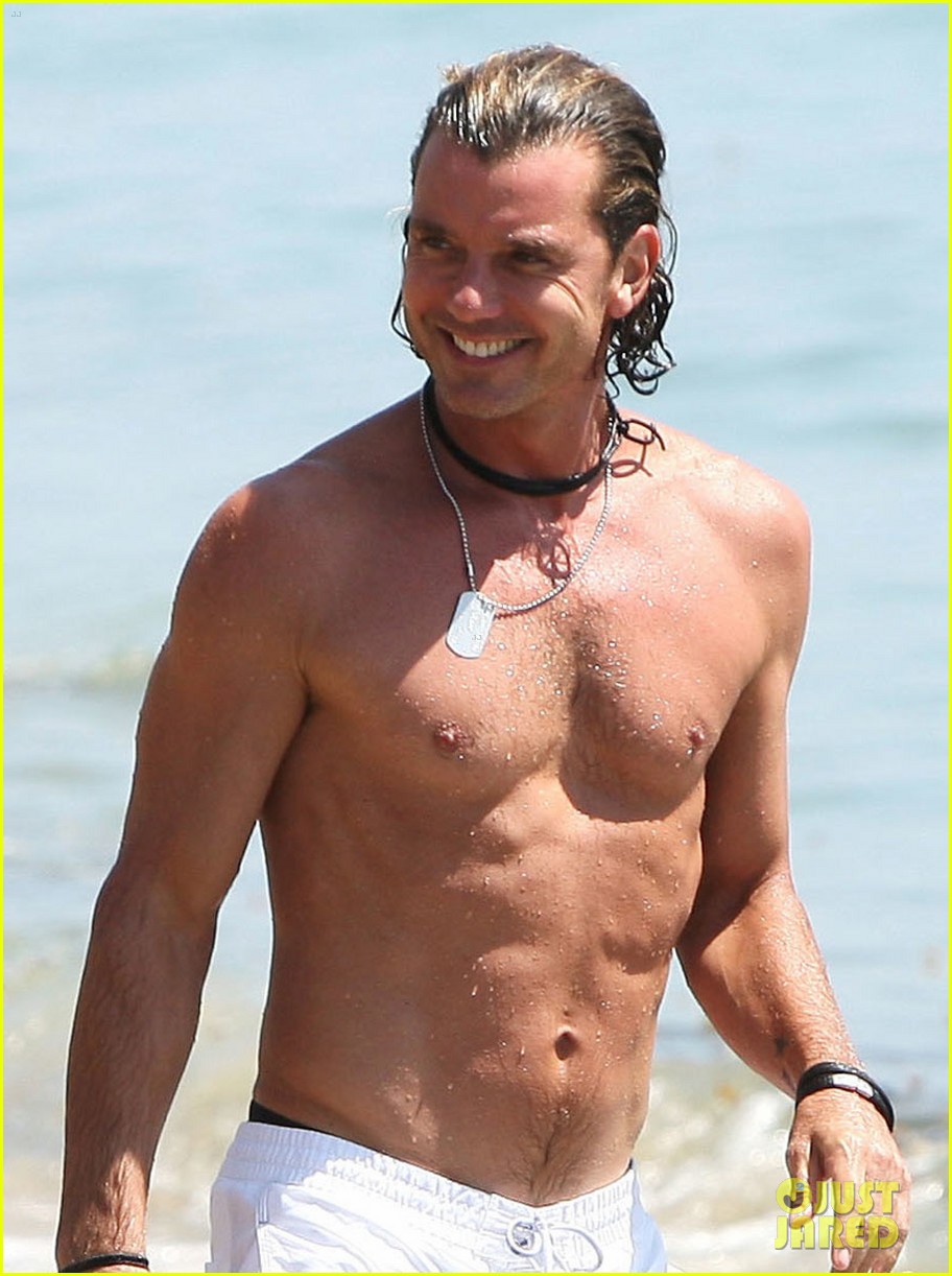 gavin rossdale displays washboard abs at the beach 023187484