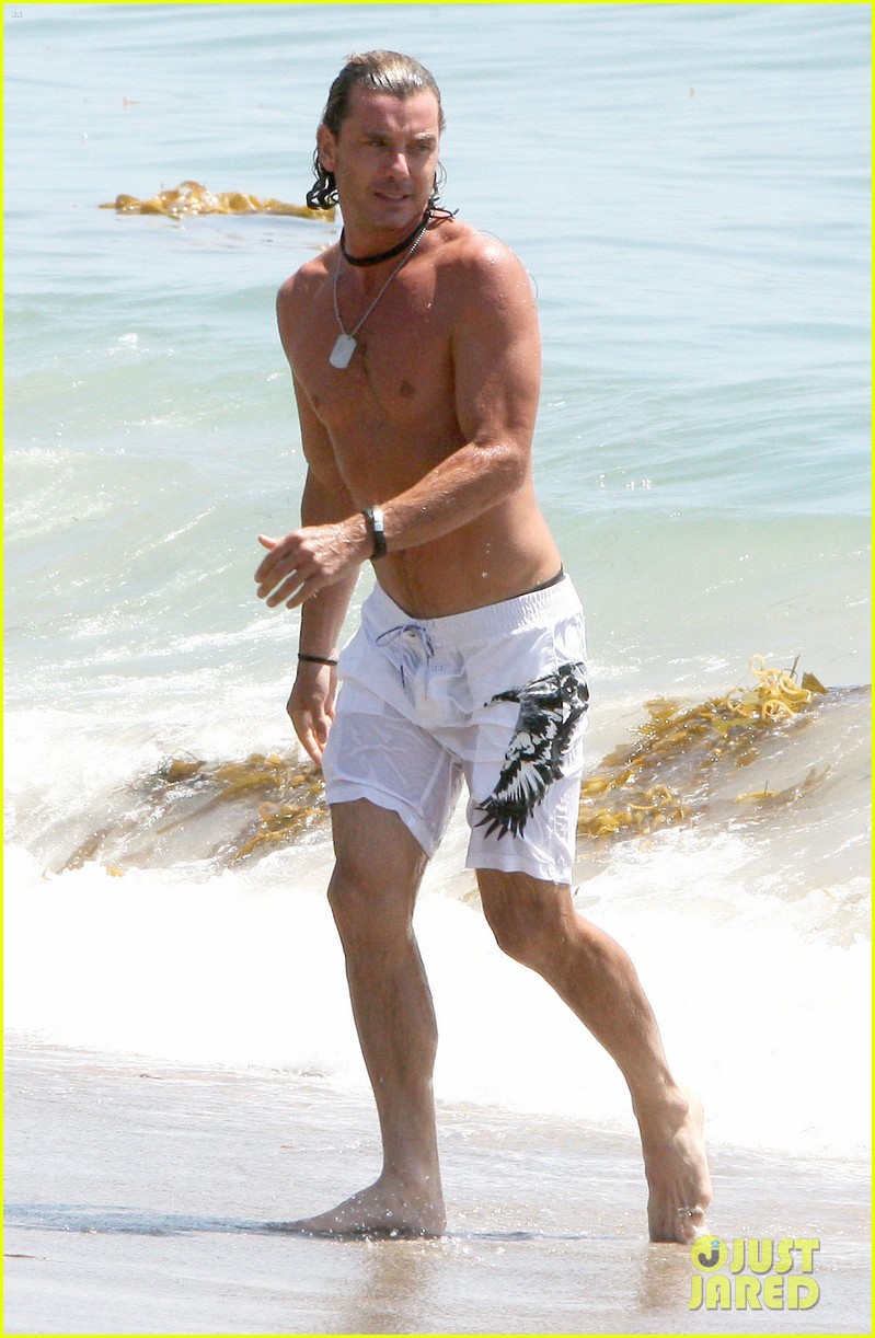 gavin rossdale displays washboard abs at the beach 033187485