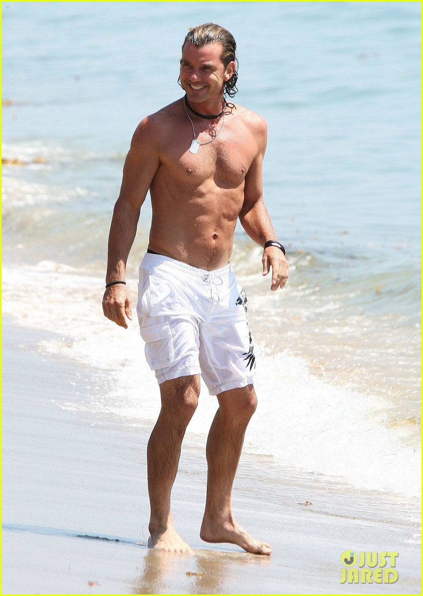 gavin rossdale displays washboard abs at the beach 053187487
