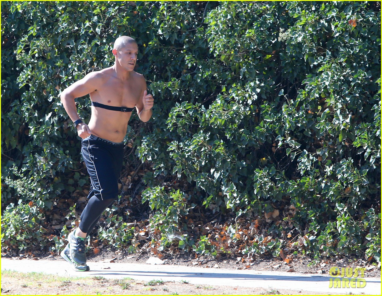 sons of anarchy theo rossi shirtless run 083198388