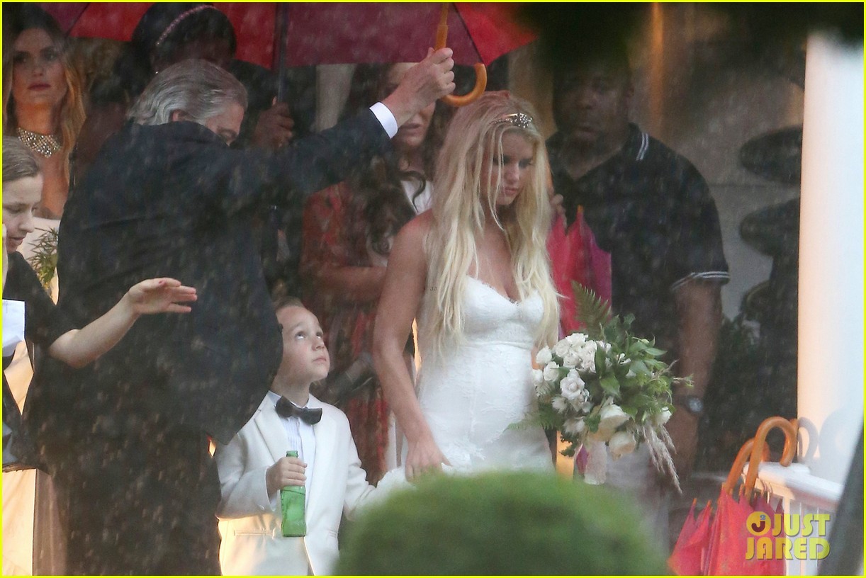 jessica simpson braves the rain for sister ashlees wedding in connecticut 09