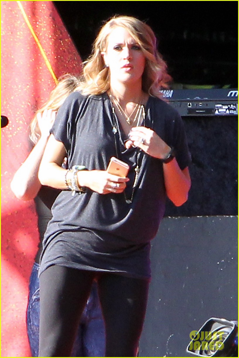 carrie underwood small baby bump for global citzen festival soundcheck 103205564