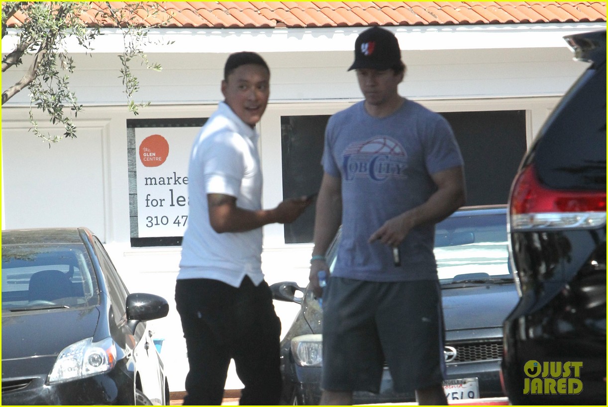 mark wahlberg buff ready for la clippers 133196579