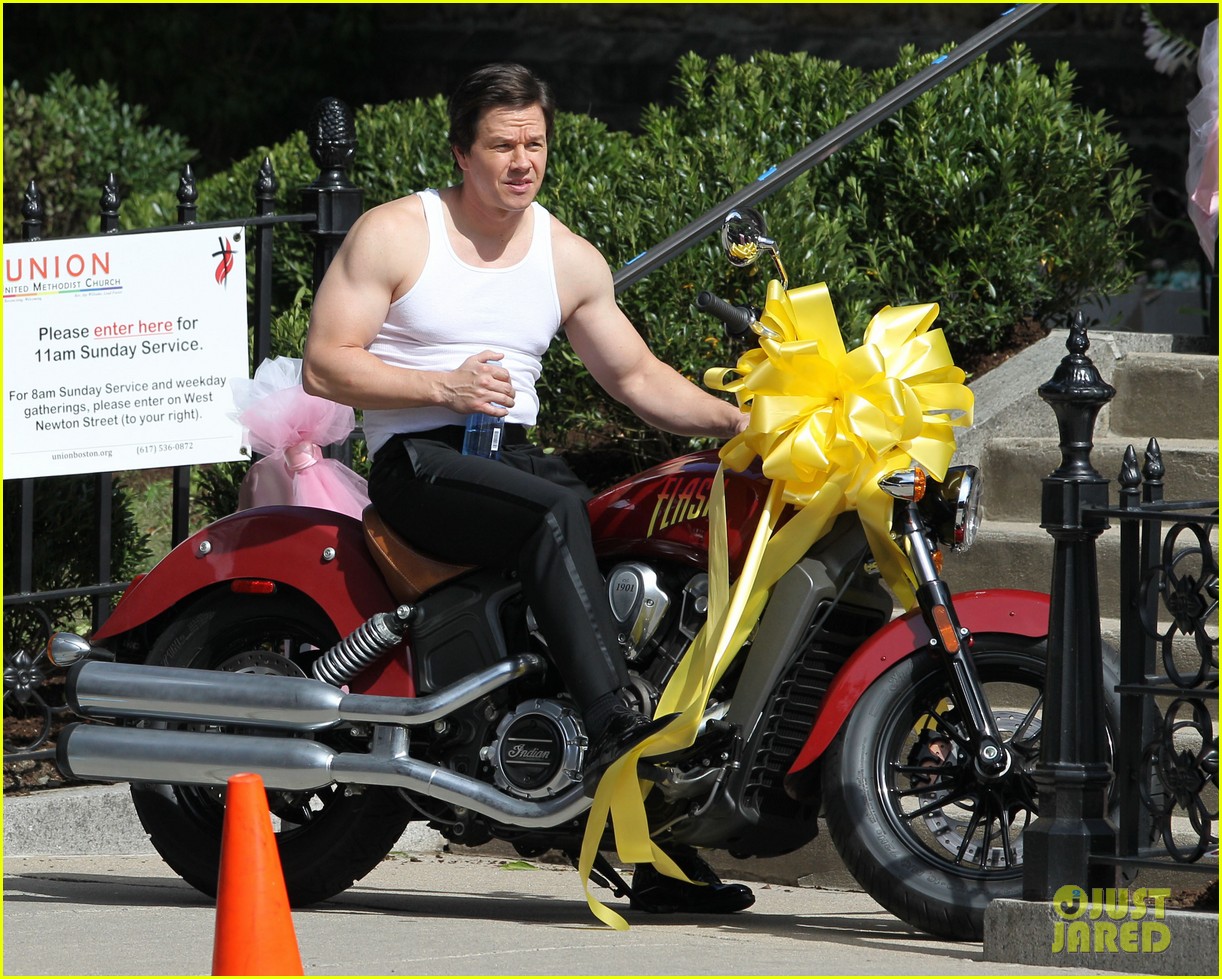 mark wahlberg muscles look so pumped up on ted 2 set 143194506