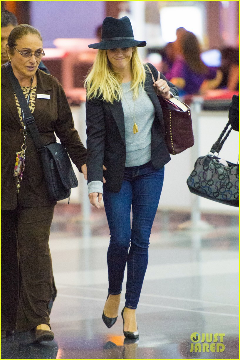 reese witherspoon loves reading children books to kids 283203624