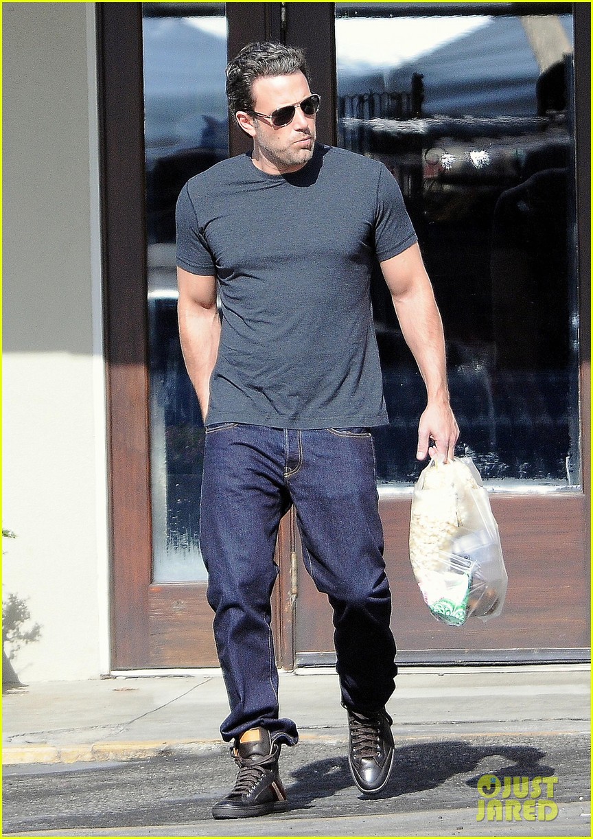 ben affleck is looking so buff these days 083222787