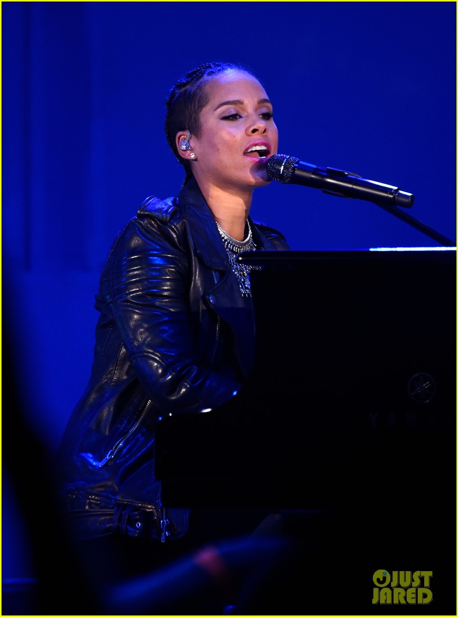 alicia keys is glowing at we can survive concert 163227280