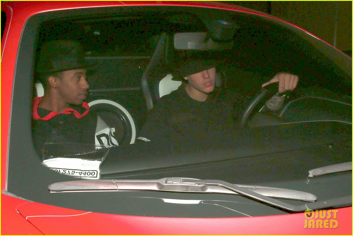 justin bieber hits the boxing ring with floyd mayweather jr 043221157