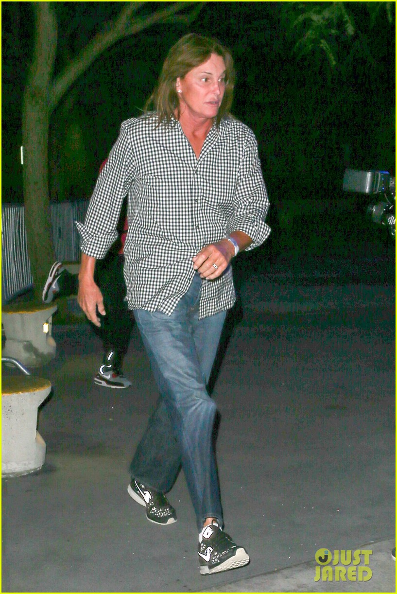 bruce jenner lets his hair down wears wedidng ring 03