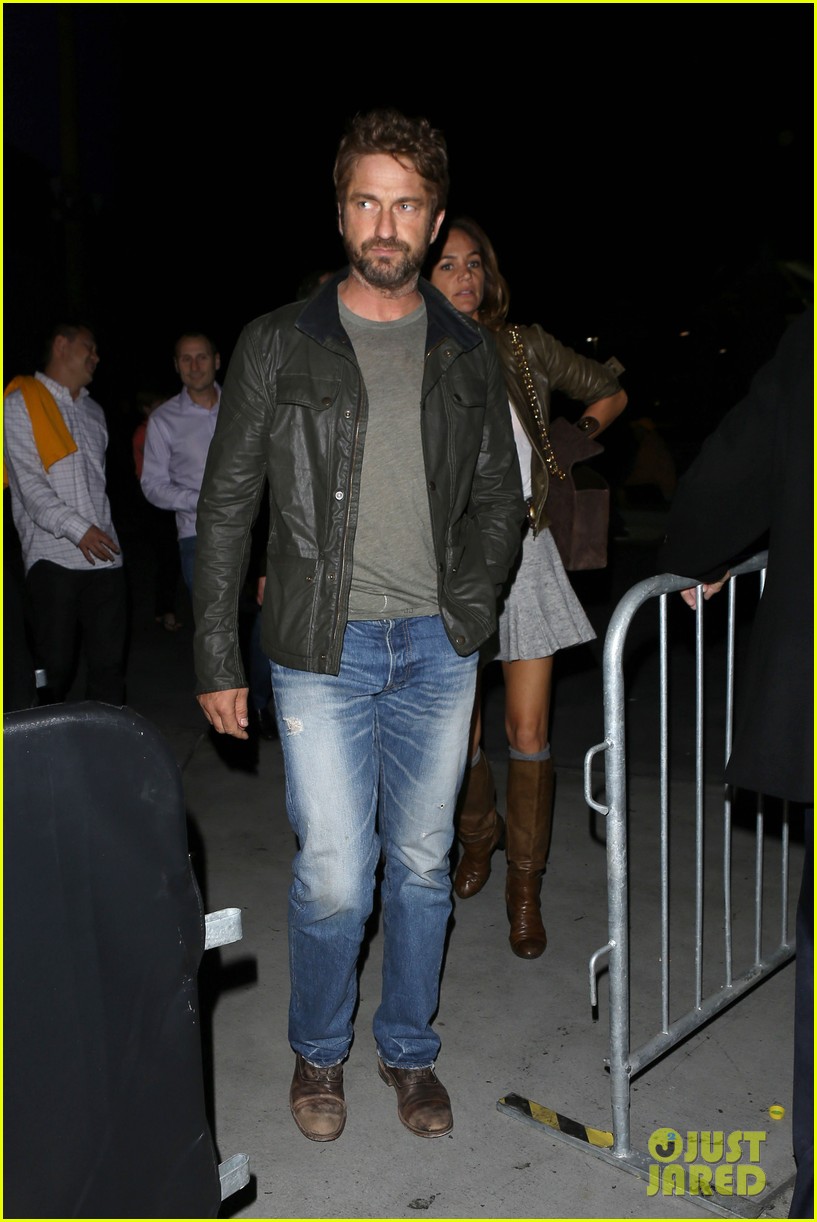 gerard butler girlfriend root for lakers in first season game 013229725
