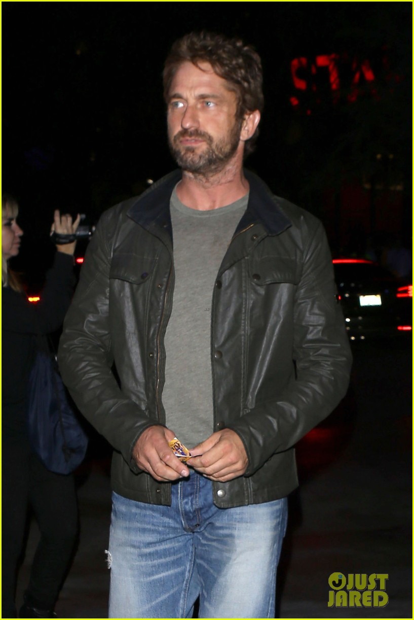 gerard butler girlfriend root for lakers in first season game 093229733