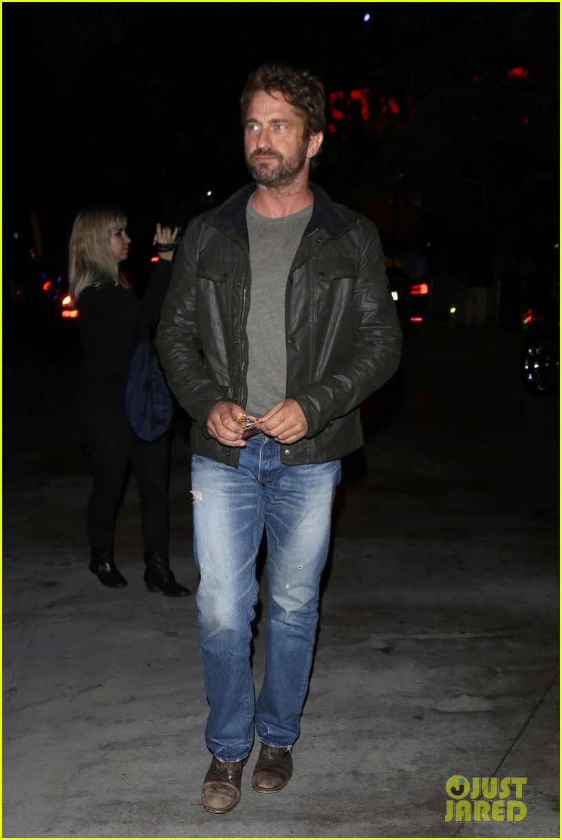 gerard butler girlfriend root for lakers in first season game 113229735