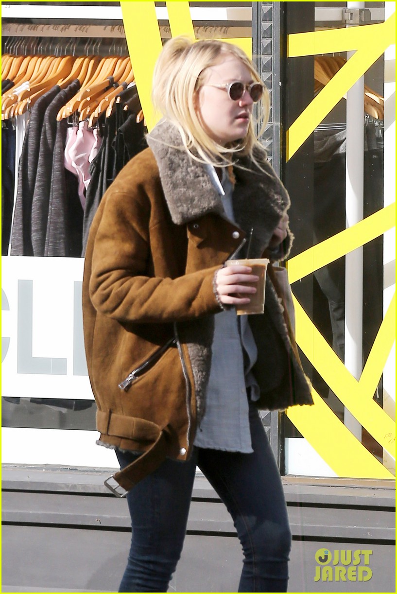 dakota fanning doesnt mind the chill in nyc 043223105