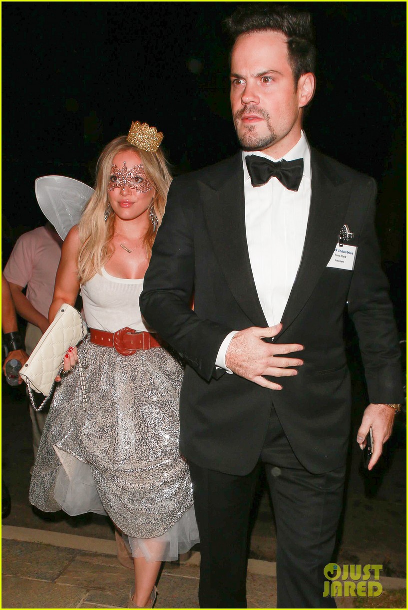 hilary duff mike comrie halloween party 01