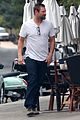 aaron eckhart lunch with female friend 02