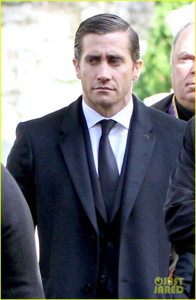 jake gyllenhaal goes from happy to sad in one day 043226939