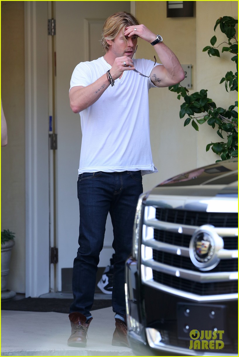 chris hemsworth lets his muscles bulge out of his white tee 193221223