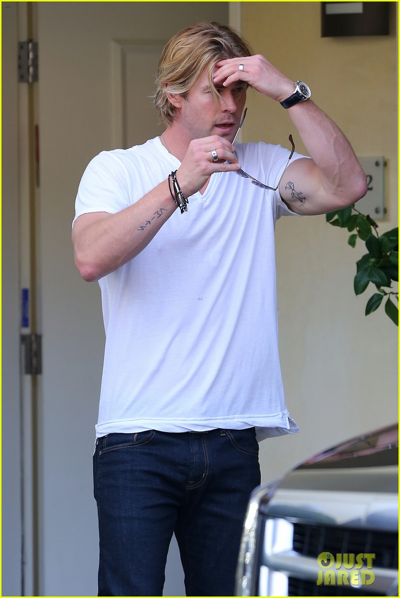 chris hemsworth lets his muscles bulge out of his white tee 203221224