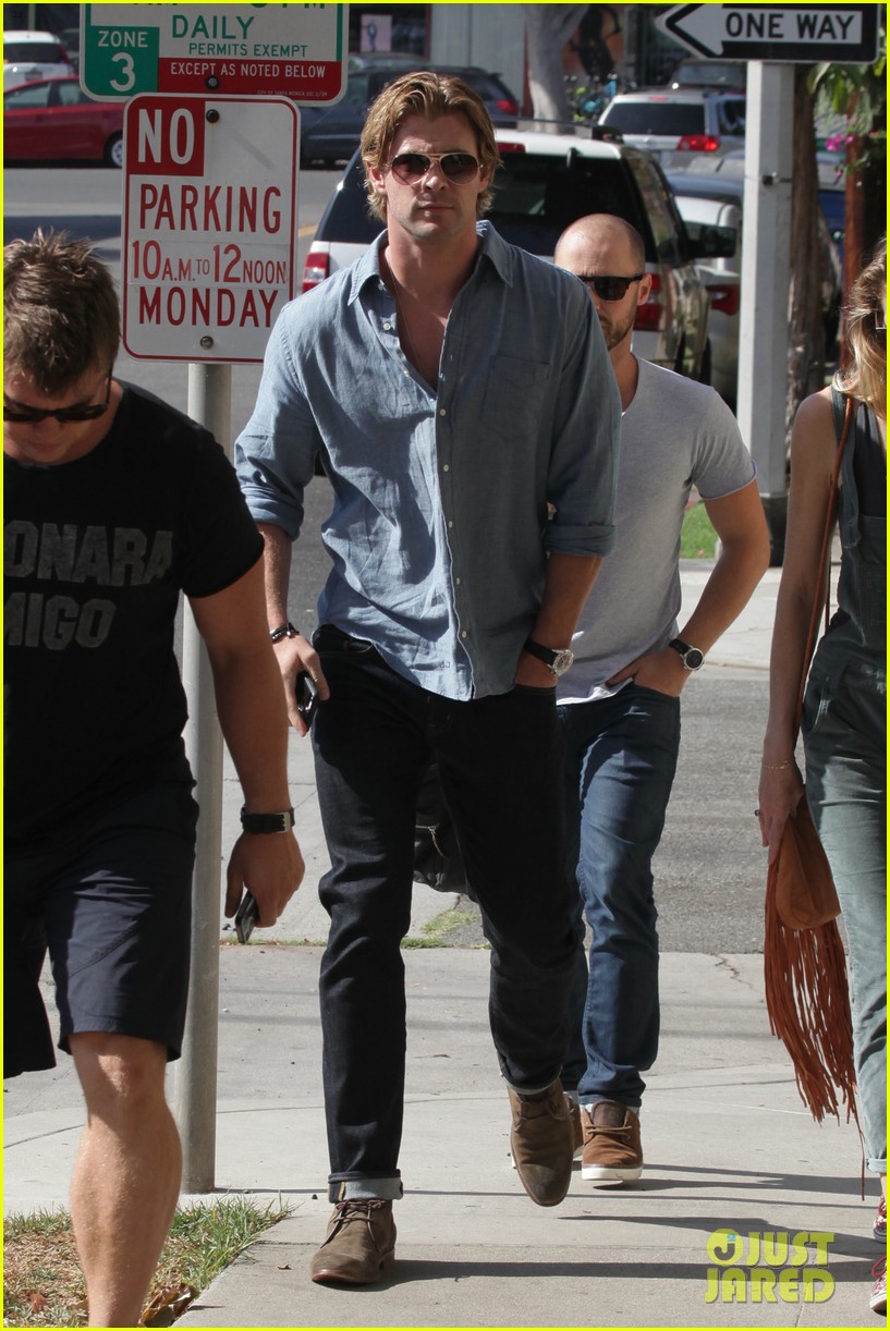 chris hemsworth grabs lunch with his older brother luke 103223131