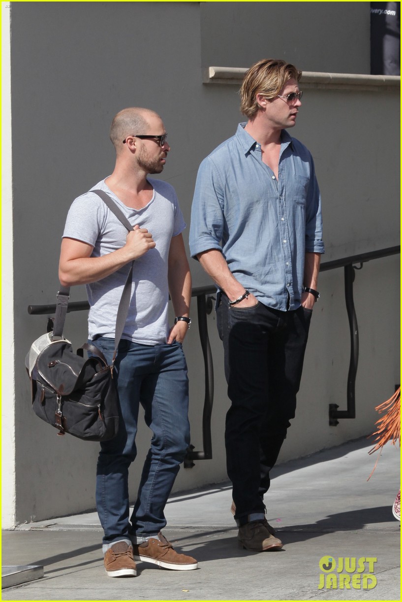 chris hemsworth grabs lunch with his older brother luke 153223136