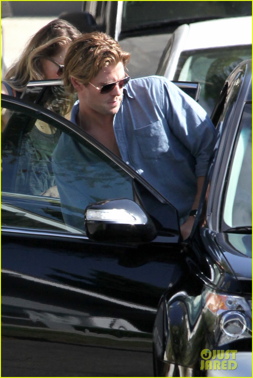 chris hemsworth grabs lunch with his older brother luke 21
