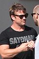 chris hemsworth grabs lunch with his older brother luke 05