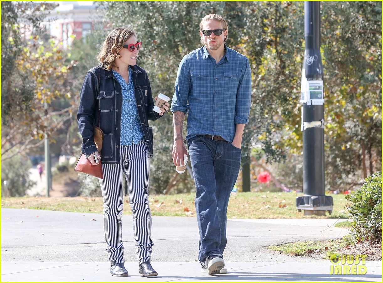 charlie hunnam meets up with a female companion for coffee 013222683
