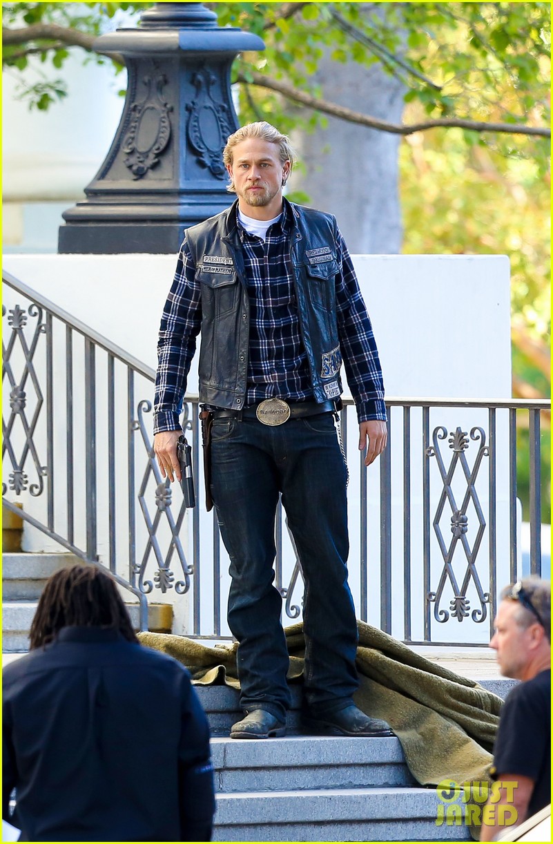 charlie hunnam goes undercover shoot 183229606