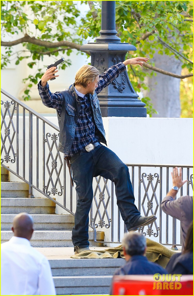 charlie hunnam goes undercover shoot 213229609