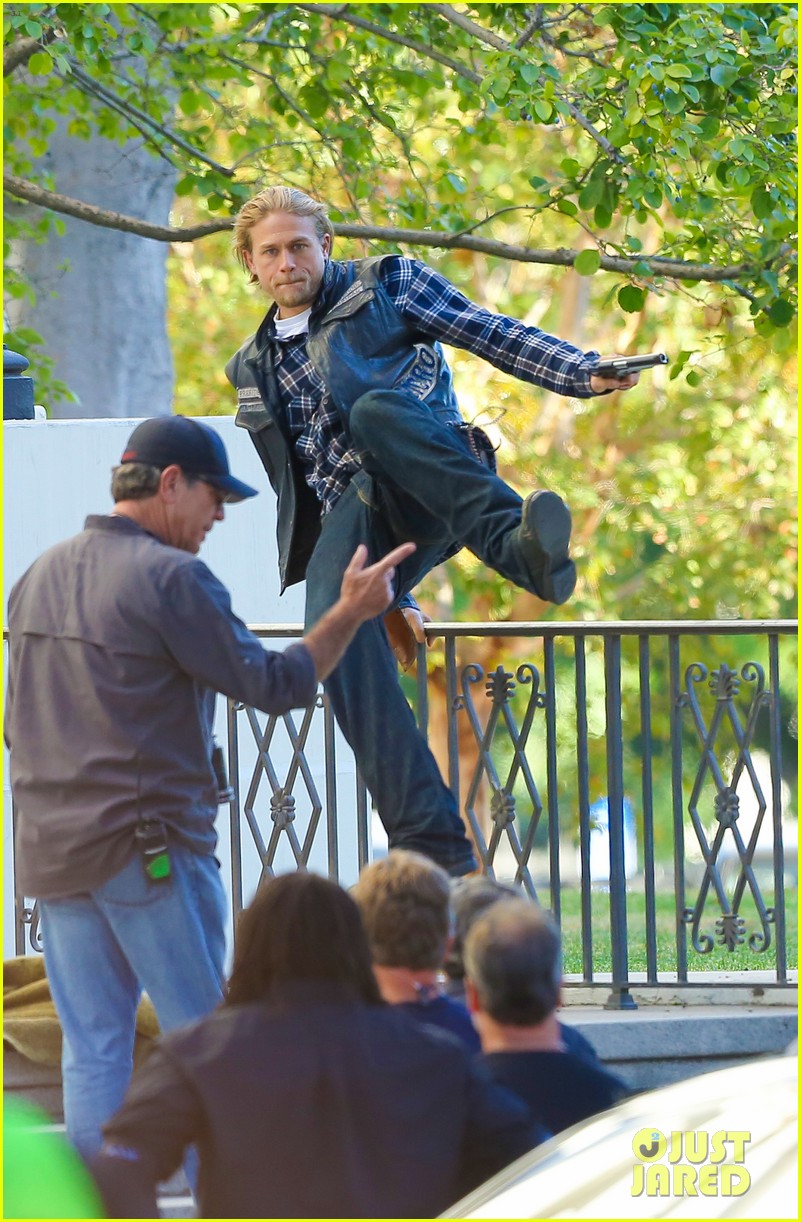 charlie hunnam goes undercover shoot 223229610