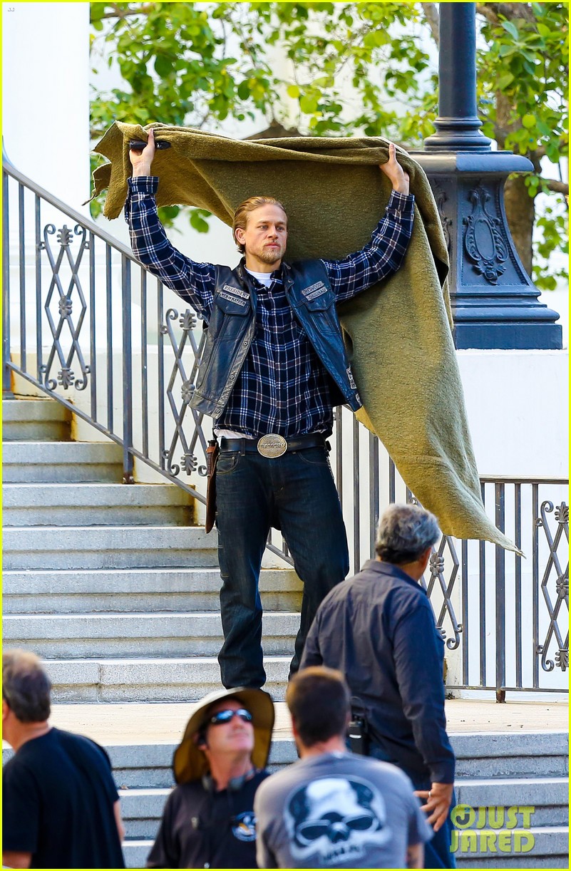 charlie hunnam goes undercover shoot 253229613