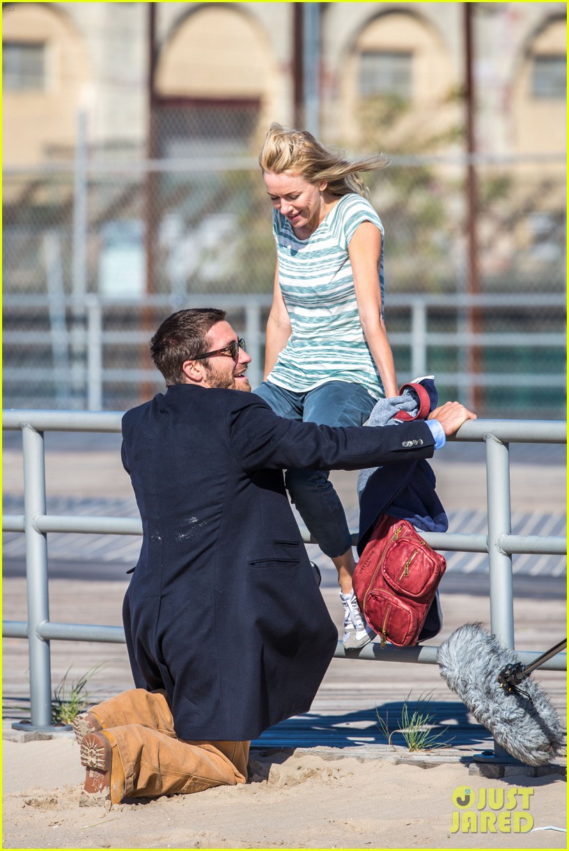 jake gyllenhaal gives naomi watts the wildest piggy back ride ever 143212473