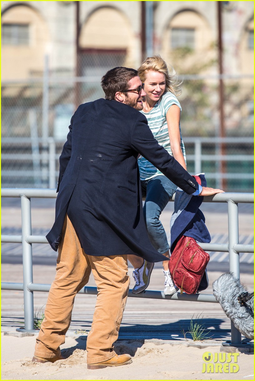 jake gyllenhaal gives naomi watts the wildest piggy back ride ever 153212474