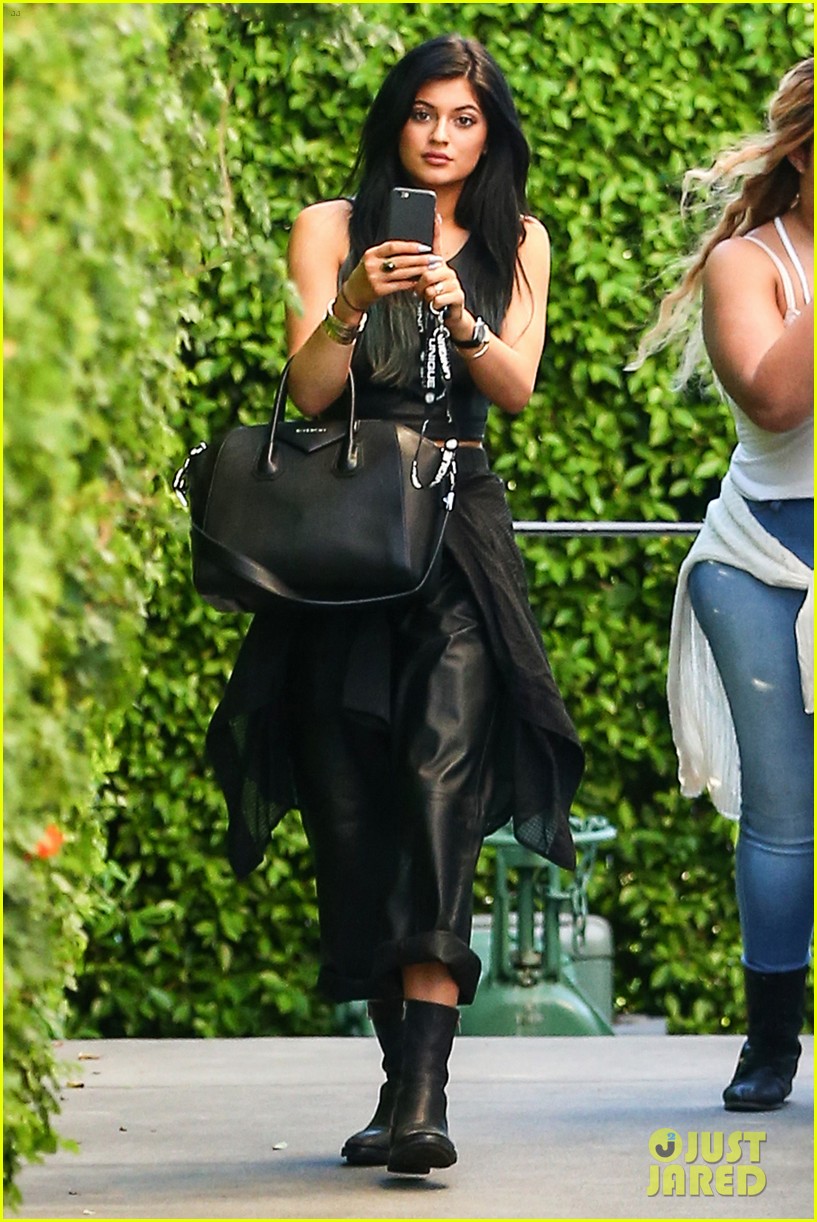 kendall jenner looks modelesque in casual clothes 063214157
