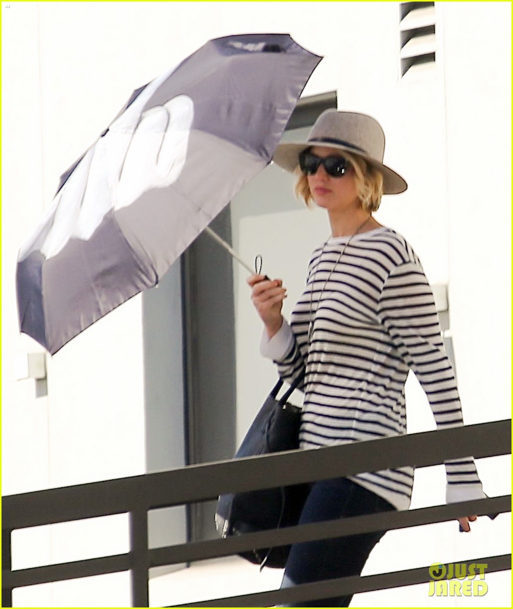 jennifer lawrence protects herself from the sun 02